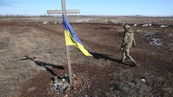 Ukrainischer Soldat flieht vor Peinigern – mit durchtrennter Kehle