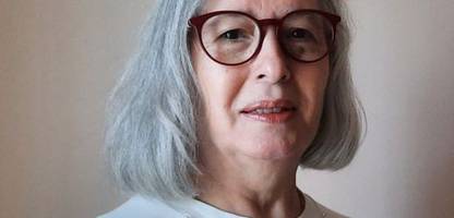türkei: frauenrechtlerin berrin sönmez legt kopftuch ab