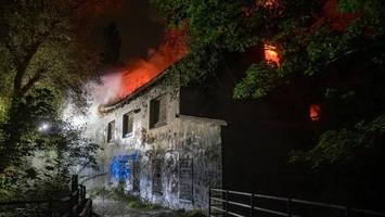 alte lackfabrik in flammen – weg zu verlassenem gebäude verwildert