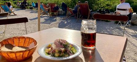 Wo gibt es den besten Wurstsalat? Ein Test in sieben Augsburger Biergärten