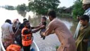 Hochwasser: Hunderttausende fliehen vor Überschwemmungen in Pakistan