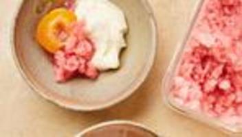 Pochierte Pfirsiche mit Rosé-Granita: Die Kraft der Kristalle