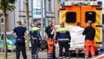 unfall: kleinkind fällt aus fenster - lebensgefahr
