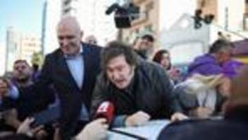 Javier Milei: Argentiniens Präsident bei Wahlkampfveranstaltung mit Steinen beworfen