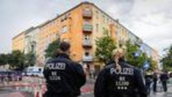 Linksextremismus: Polizei führt Großeinsatz in besetztem Haus in Rigaer Straße durch