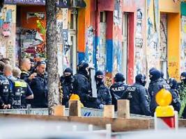 700 Beamte im Einsatz: Berliner Polizei durchsucht besetztes Haus in der Rigaer Straße