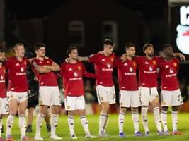 Pleite bei Viertligist: Manchester United blamiert sich im XXL-Elfer-Drama bis auf die Knochen