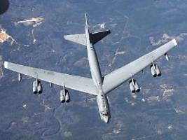 Verwirrende Kommandos: Behörde gibt Einblicke zum Fast-Crash von B-52-Bomber mit Flugzeug