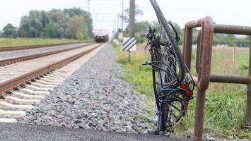güterzug erfasst radfahrer (80): sylt-strecke für stunden gesperrt