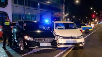pkw kollidiert mit vollbesetztem taxi – rettungswagen im einsatz