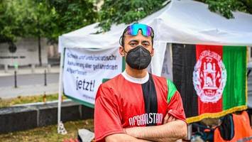„20 jahre für euch!“ – afghane fordert dank statt abschiebung