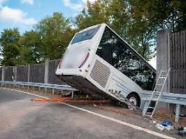 lärmschutzwand durchbrochen: viele verletzte nach busunfall auf der a93