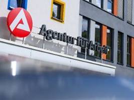 Schwächelnde Wirtschaft: Zahl der Arbeitslosen auf über drei Millionen gestiegen
