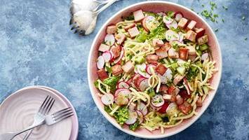 Spätzle-Bowl mit Leberkäse-Croûtons