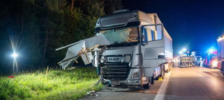 Lkw kracht in Pannen-Wohnwagen – drei Schwerveletzte