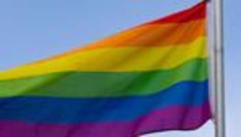 Christopher Street Day: Mehrere hundert Menschen feiern CSD in Zwickau