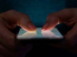 Bakterienschleuder Smartphone?: So viele Keime lauern auf dem Handybildschirm wirklich