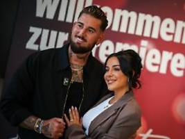 Mike und Leyla überglücklich: Die Heiter-Hochzeit beginnt mit einem Kater und endet im Regen