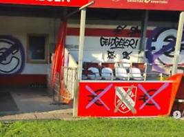 Schaden geht in Hunderttausende: Stadion von Drittliga-Klub in der Nacht verwüstet