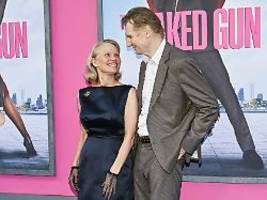 Stars aus Die nackte Kanone: War Beziehung von Pamela Anderson und Liam Neeson nur Werbung?