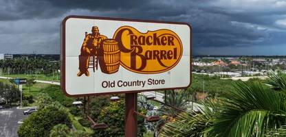 Cracker Barrel: Warum Donald Trump einen alten Mann neben einem Fass wiederhaben wollte