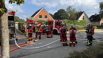 großeinsatz in bad segeberg: dachstuhl eines reihenhauses brennt