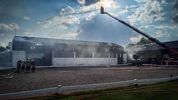 Pferdestall im Kreis Stormarn brennt – Feuerwehr rettet Tiere