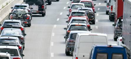 Blechlawine auf dem Fernpass und am Grenztunnel: Wo müssen Autofahrer aktuell warten?
