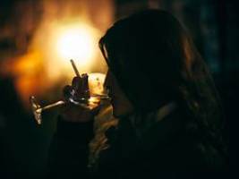 sinnsuche in berlins untergrund: partys, pillen, plattenbauten - nila will kein good girl sein