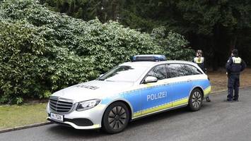 Polizei stellt Tresor auf Friedhof sicher – mit erstaunlichem Inhalt