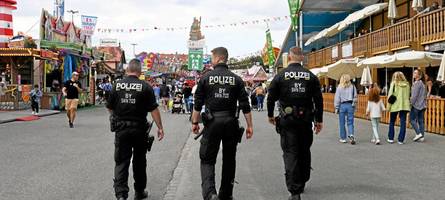 Plärrer: Unbekannter schmeißt Glasscherbe durch das Festzelt