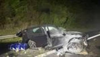unfälle: ersthelfer löschen unfallauto und ziehen fahrer aus wrack