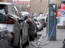 Im Schnitt 2243 Euro Differenz: Preisabstand zwischen E-Autos und Verbrennern schrumpft