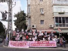Keine Bildung ohne Geiseln: Schüler blockieren Straßen in Israel für Gaza-Deal