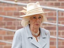 mit dem absatz in die eier: königin camilla soll als teenagerin sexuell belästigt worden sein