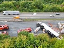 Probleme bei der Bergung: Umgekippter Lastwagen blockiert die A3