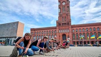 Aktivisten schreiben Namen toter Palästinenser vor Rotes Rathaus