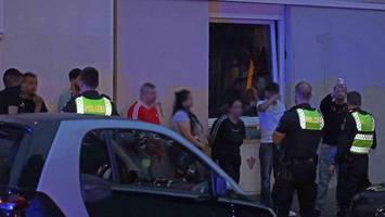 polizei verhindert massenschlägerei mit schwertern und Äxten