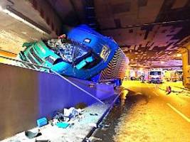 Spektakulärer Unfall in Berlin: Betrunkener Fahrer manövriert Lkw zwischen Seitenwand und Tunneldecke