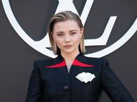 Wollte nichts Traditionelles: Chloë Grace Moretz heiratet ihre Freundin ganz in Blau