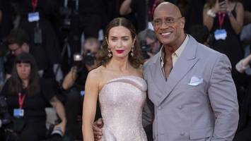 dwayne johnson zeigt am lido nicht nur muskeln
