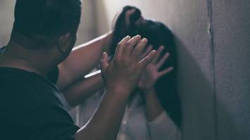Mann würgt Ehefrau fast zu Tode – Sohn rettet seine Mutter