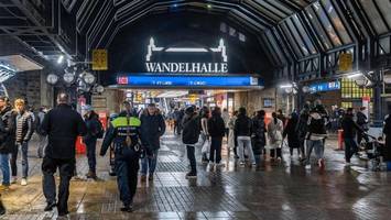 nackt am hauptbahnhof: mann zieht in der wandelhalle blank