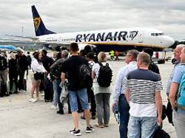 Für großes und schweres Gepäck: Flugbegleiter von Ryanair-Bonus für Bodenpersonal verärgert