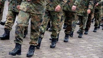 wehrdienst-pläne: interesse an kriegsdienstverweigerung wächst