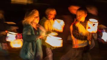 laternenumzug endet im grünen zentrum mit einem feuerwerk