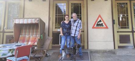 Vom Geisterbahnhof zur Villa Kunterbunt: Wie eine Familie diesen alten Bahnhof rettete