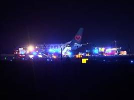 zwischenfall in nrw: flugzeug rollt bei landung über bahn hinaus