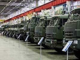 Finanzminister kassiert Prognose: Rüstung und Sanktionen bremsen Russlands Wirtschaft aus