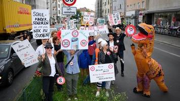 Tempolimit 50 kommt: Satirische Aktion auf dem Tempelhofer Damm